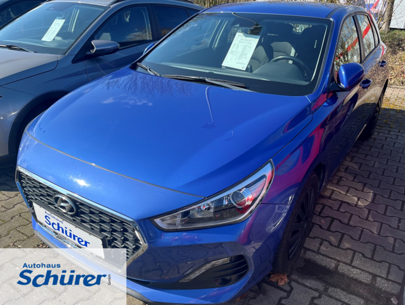 Frontansicht  eines blauen Hyundais